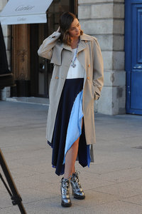 Photos-Miranda-Kerr-s-offre-un-shooting-pour-Vuitton-sur-la-plus-luxueuse-place-de-Paris_portrait_w674 (3).jpg