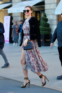 Photos-Miranda-Kerr-s-offre-un-shooting-pour-Vuitton-sur-la-plus-luxueuse-place-de-Paris_portrait_w674 (5).jpg