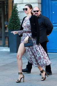 Photos-Miranda-Kerr-s-offre-un-shooting-pour-Vuitton-sur-la-plus-luxueuse-place-de-Paris_portrait_w674 (9).jpg