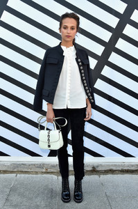 Alicia+Vikander+Louis+Vuitton+Front+Row+Paris+w3u0zu9i8Igx.jpg