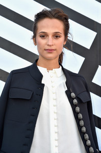 Alicia+Vikander+Louis+Vuitton+Front+Row+Paris+a6CRZpLZ5NOx.jpg