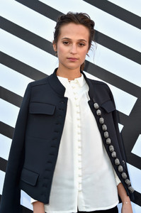 Alicia+Vikander+Louis+Vuitton+Front+Row+Paris+d-Nw-Rb9_YWx.jpg