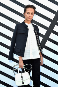 Alicia+Vikander+Louis+Vuitton+Front+Row+Paris+bNhDJtUBieDx.jpg