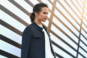 Alicia+Vikander+Louis+Vuitton+Front+Row+Paris+TUJlcBZ6hu_x.jpg