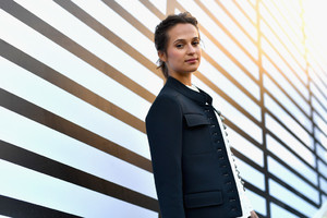 Alicia+Vikander+Louis+Vuitton+Front+Row+Paris+hgxuez1pPCCx.jpg