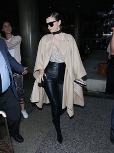 Miranda+Kerr+Miranda+Kerr+Arrives+LAX+TcWUT5KkTQOx.jpg