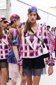 Chanel+Spring+2017+Backstage+H6S5jUcIO7gx.jpg