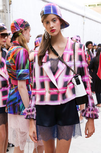 Chanel+Spring+2017+Backstage+o4YftC1Xyf-x.jpg
