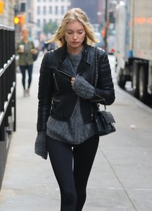 Elsa+Hosk+Running+Errands+NYC+j8hWp3Di1ERl.jpg