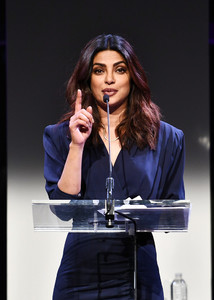 Priyanka+Chopra+God+Love+Deliver+Golden+Heart+XfIxtvFBtb_x.jpg