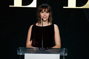 Felicity+Jones+23rd+Annual+ELLE+Women+Hollywood+mCzF6Zp2Rtcx.jpg