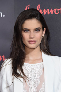 Sara+Sampaio+4th+Annual+Save+Children+Illumination+_nc9ImzFzu9l.jpg