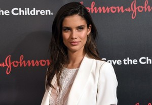 Sara+Sampaio+Save+Children+Illumination+Gala+_y8V_p2cbVTl.jpg