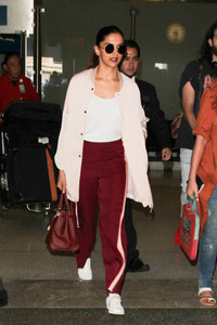 Priyanka+Chopra+Priyanka+Chopra+Hits+LAX+VsSO5inC_pfx.jpg