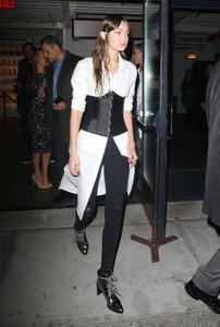 Gigi+Hadid+Stuart+Weitzman+Gigi+Boot+Launch+wyBF3eHonuBx.jpg