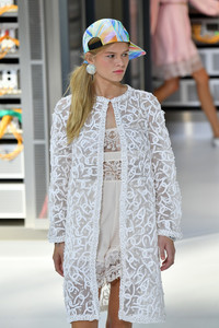 Chanel_Runway_Paris_Fashion_Week_Womenswear_O0JTJmsVA7bx.jpg