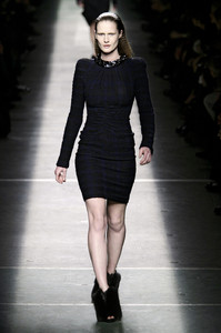 GivenchyFall2009HtJAyBlsTFnx.jpg