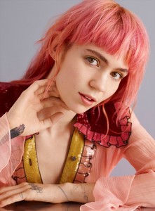 Grimes-By-Ben-Toms-For-Teen-Vogue-April-2016-5-800x1084.jpg