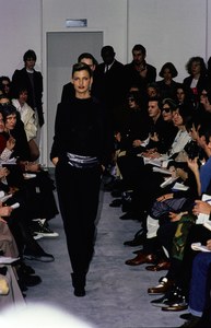 HELMUT-LANG-FALL-1994-RTW-03-LINDA-EVANGELISTA.jpg