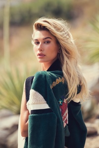 Hailey-Baldwin-Guess-Holiday-2016-Campaign04.jpg