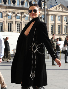 Miranda-Kerr-Heads-To-A-Meeting-In-Paris-5.jpg