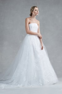 Oscar-de-la-Renta-Bridal-Fall-2017-Wedding-Dresses03.jpg