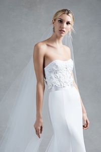 Oscar-de-la-Renta-Bridal-Fall-2017-Wedding-Dresses05.jpg