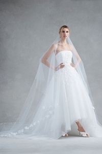 Oscar-de-la-Renta-Bridal-Fall-2017-Wedding-Dresses06.jpg