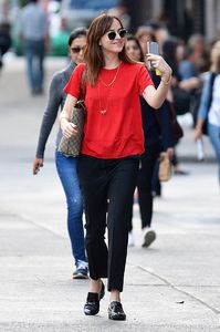 dakota-johnson-out-in-new-york-10-17-2016_8.jpg