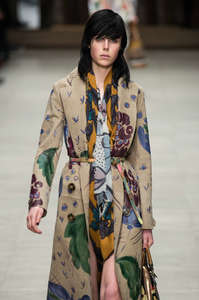 edie_burberry_fw14_fashionnetwork_580e2873.jpg