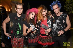 kaia-gerber-family-punk-rockers-casamigos-party-09.jpg