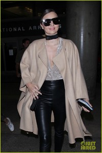 miranda-kerr-arrives-home-after-pfw00202mytext.jpg