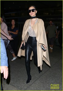 miranda-kerr-arrives-home-after-pfw00219mytext.jpg