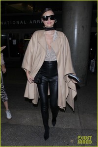 miranda-kerr-arrives-home-after-pfw00303mytext.jpg