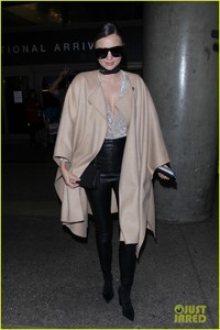 miranda-kerr-arrives-home-after-pfw00404mytext.jpg