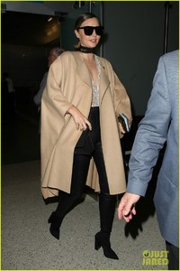 miranda-kerr-arrives-home-after-pfw00408mytext.jpg