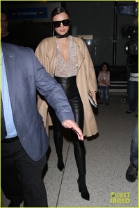 miranda-kerr-arrives-home-after-pfw01014mytext.jpg
