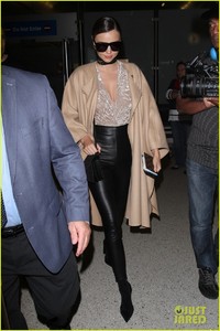 miranda-kerr-arrives-home-after-pfw01115mytext.jpg