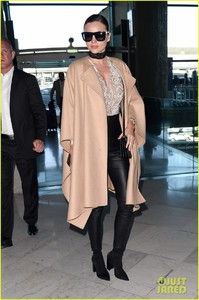 miranda-kerr-karlie-kloss-buddy-up-at-louis-vuitton-paris-fashion-show-10.jpg