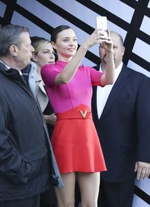 miranda-kerr-leaves-louis-vuitton-fashion-show-in-paris-10-5-2016-2.jpg