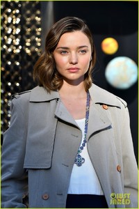 miranda-kerr-rocks-four-looks-in-one-day-for-fashion-week-04.jpg