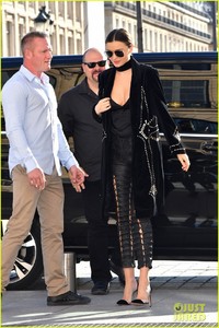 miranda-kerr-rocks-four-looks-in-one-day-for-fashion-week-13.jpg