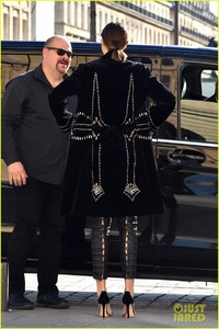 miranda-kerr-rocks-four-looks-in-one-day-for-fashion-week-14.jpg