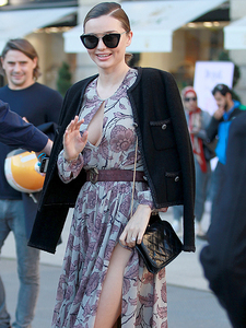 miranda_kerr_bosomy_hotness_in_paris_04-ab114d3f.jpg