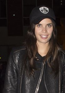 sara-sampaio-leaves-tape-night-club-in-london-10-13-2016-1_thumbnail.jpg