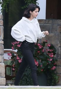 selena-gomez-at-a-rehab-center-in-tennessee-10-13-2016_10.jpg