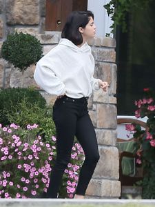 selena-gomez-at-a-rehab-center-in-tennessee-10-13-2016_12.jpg
