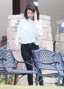 selena-gomez-at-a-rehab-center-in-tennessee-10-13-2016_17.jpg
