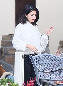 selena-gomez-at-a-rehab-center-in-tennessee-10-13-2016_18.jpg