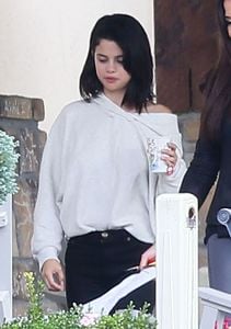 selena-gomez-at-a-rehab-center-in-tennessee-10-13-2016_19.jpg